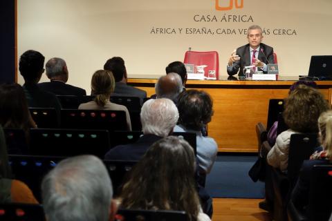9. Imagen de Eduardo López Busquets, director general de Casa Árabe, en Casa África para impartir la conferencia Primaveras Árabes
