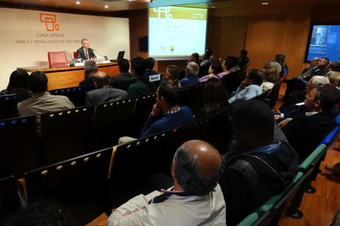 12. Imagen de Eduardo López Busquets, director general de Casa Árabe, en Casa África para impartir la conferencia Primaveras Árabes