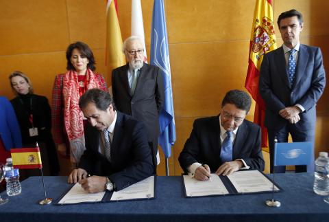 10. Firma del acuerdo por Sr. Luis Padrón, Director General, Casa África y S.E. Sr. Taleb Rifai, Secretario General, OMT