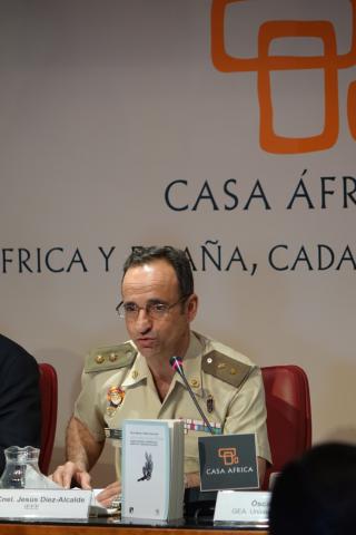 18. Intervención del Teniente Coronel Jesús Díez Alcalde  con la ponencia Presencia española en África. Misiones de mantenimiento de la paz-,  en  la Mesa 1: España y África, nuevos retos para la seguridad del continente