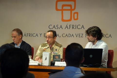 19. Intervención del Teniente Coronel Jesús Díez Alcalde  con la ponencia Presencia española en África. Misiones de mantenimiento de la paz-,  en  la Mesa 1: España y África, nuevos retos para la seguridad del continente