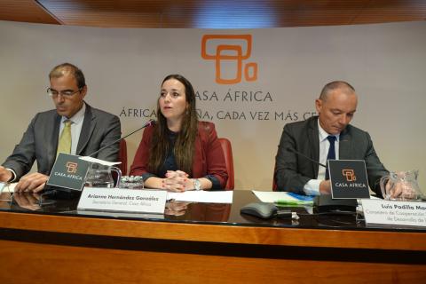 2. Imagen de la presentación del acto por Arianne Hernández -Secretaria General de Casa África- y Pablo Martín-Carbajal González -Director General de Relaciones con África, Gobierno de Canarias-