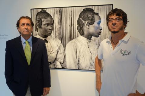 2. Imagen de la inauguración de la exposición Madagascar 1906 en Casa África, 2015. A la izquierda Luis Padrón -Director General de Casa África- y Tarek Ode -Comisario de la exposición