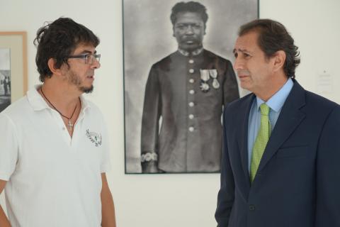 3. Imagen de la inauguración de la exposición Madagascar 1906 en Casa África, 2015. A la izquierda Luis Padrón -Director General de Casa África- y Tarek Ode -Comisario de la exposición