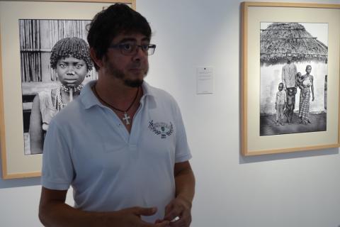 4. Imagen de Tarek Ode -Comisario de la exposición- en la inauguración de Madagascar 1906 en Casa África, 2015.