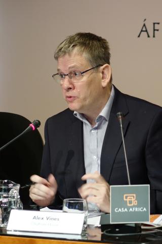 11. Imagen de Alex Vines, Director de investigación de Chatham House, como moderador durante el desarrollo del Panel 1: La (in)seguridad en África hoy