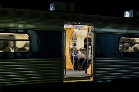 Un joven albino regresa a matola desde la estación central de maputo