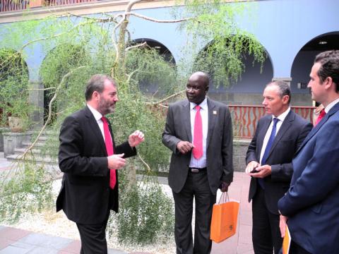 El embajador de Kenia en España, de visita en Casa África