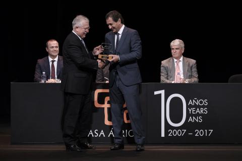 Luis Padrón entregando el premio de Diplomacia Económica a Juan Ramsden, Coordinador General de Binter