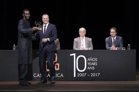 Augusto Hidalgo entregando el premio de Diplomacia Pública a Luc André, presidente de la FAAC
