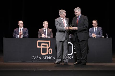 Alfonso Dastis entregando el premio de Diplomacia Digital a Jaime Calvera, director de Mundo Negro