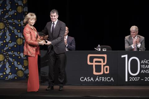 Fernando Clavijo entregando el premio de Diplomacia Pública a María Teresa Fernández de la Vega, de la Fundación Mujeres por África