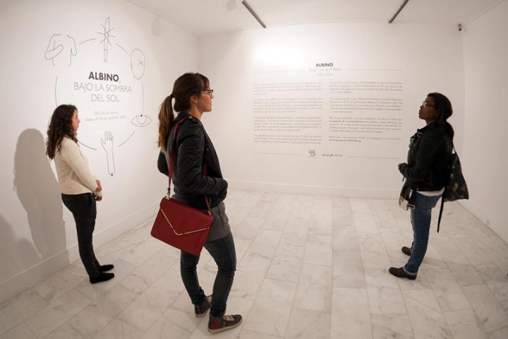 Casa África muestra la realidad de la vida de los albinos en Senegal con una exposición fotográfica