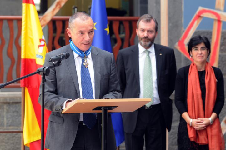 Luis Padilla recibe la Encomienda de la Orden del Mérito Civil por su trabajo en las relaciones entre España y África Luis Padilla recibe la Encomienda de la Orden del Mérito Civil por su trabajo en las relaciones entre España y África