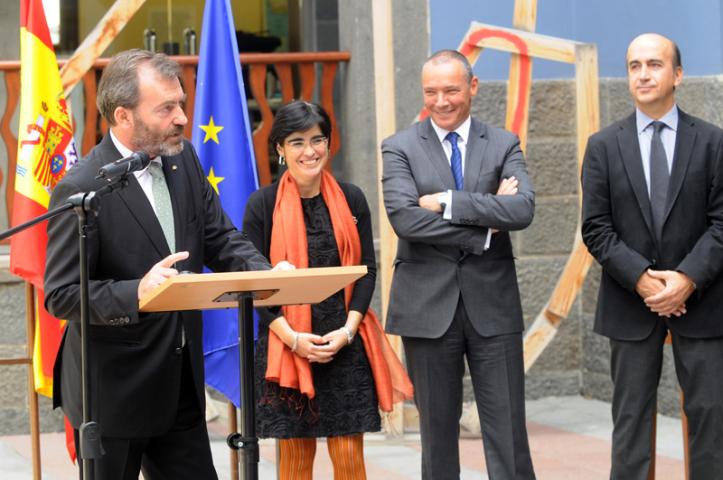 Luis Padilla recibe la Encomienda de la Orden del Mérito Civil por su trabajo en las relaciones entre España y África Luis Padilla recibe la Encomienda de la Orden del Mérito Civil por su trabajo en las relaciones entre España y África