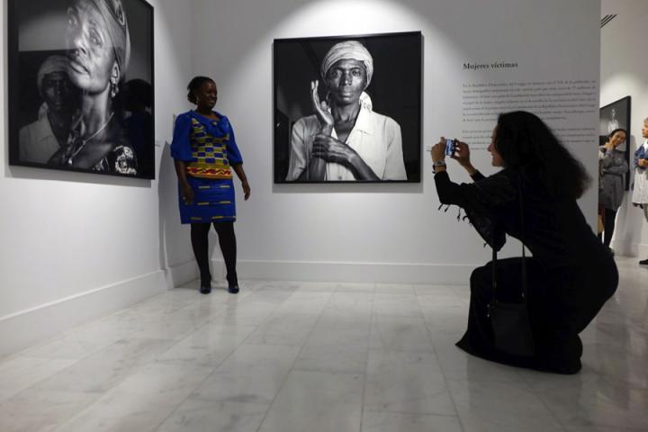 Caddy Adzuba regresa a Casa África para ver la exposición «Mujeres del Congo» y dar una conferencia con Isabel Muñoz