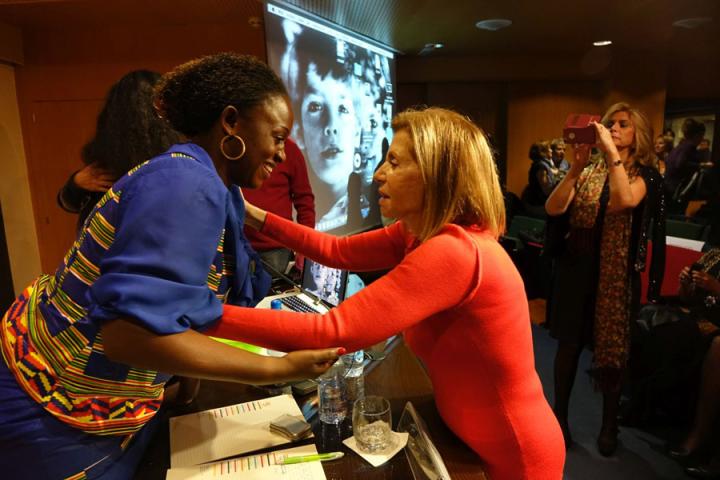 Caddy Adzuba regresa a Casa África para ver la exposición «Mujeres del Congo» y dar una conferencia con Isabel Muñoz