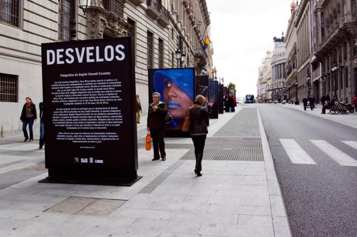 La mujer africana, protagonista de una exposición fotográfica al aire libre y en formato gigante en la calle Alcalá