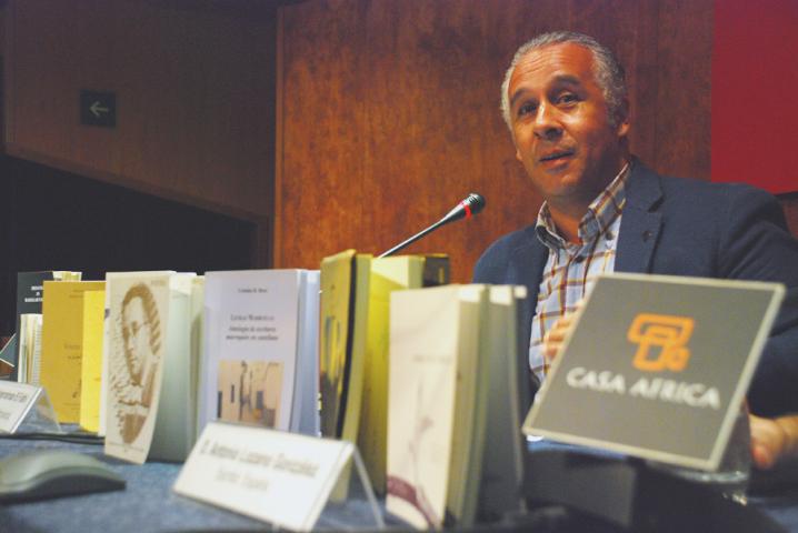 La poesía y el mestizaje se dan la mano en Casa África La poesía y el mestizaje se dan la mano en Casa África
