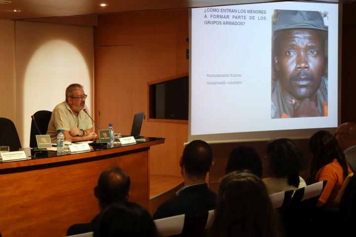 El periodista y experto Chema Caballero habla sobre la realidad de los menores soldado en el continente El periodista y experto Chema Caballero habla sobre la realidad de los menores soldado en el continente