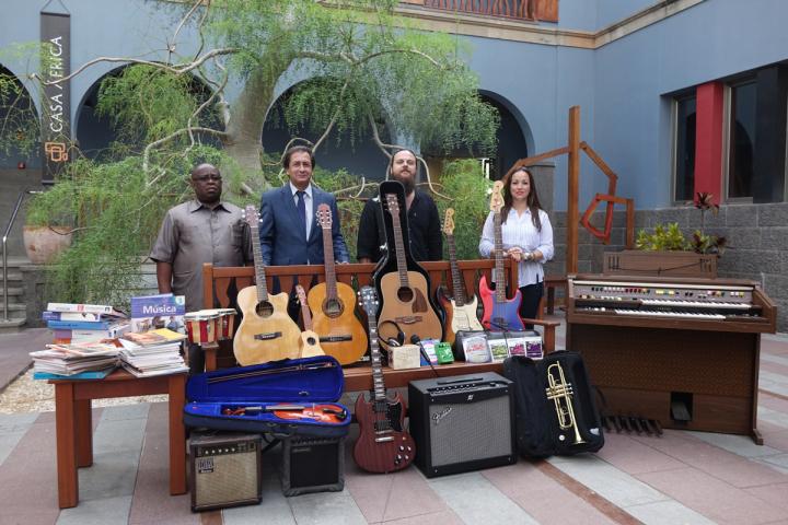 Casa África entrega a Red Beard los instrumentos recogidos en su sede para jóvenes músicos de Guinea Ecuatorial