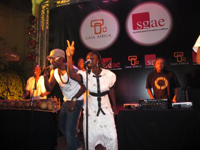 Cerca de cuatro mil personas descubren el 'house' africano en la Noche en Blanco Cerca de cuatro mil personas descubren el 'house' africano en la Noche en Blanco