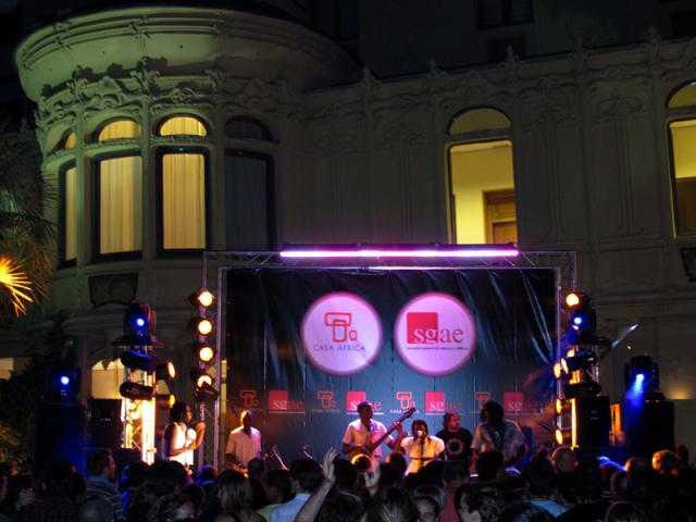 Cerca de cuatro mil personas descubren el 'house' africano en la Noche en Blanco Cerca de cuatro mil personas descubren el 'house' africano en la Noche en Blanco