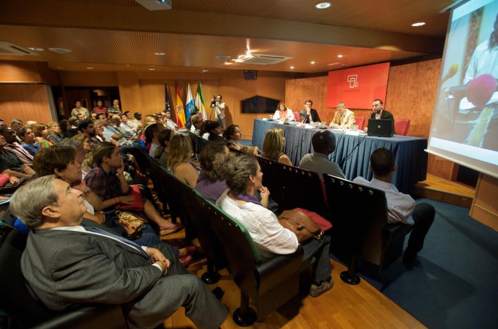 José Naranjo y Magec Montesdeoca presentan la mayor tragedia de la inmigración entre África y España en Casa África José Naranjo y Magec Montesdeoca presentan la mayor tragedia de la inmigración entre África y España en Casa África