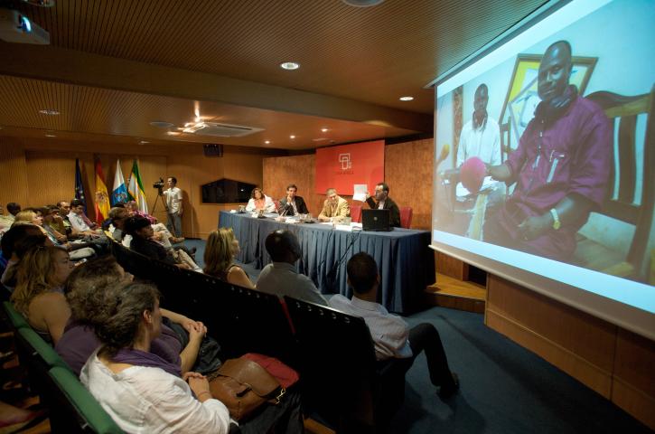 José Naranjo y Magec Montesdeoca presentan la mayor tragedia de la inmigración entre África y España en Casa África José Naranjo y Magec Montesdeoca presentan la mayor tragedia de la inmigración entre África y España en Casa África