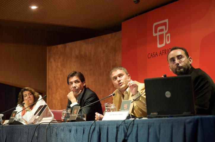 José Naranjo y Magec Montesdeoca presentan la mayor tragedia de la inmigración entre África y España en Casa África José Naranjo y Magec Montesdeoca presentan la mayor tragedia de la inmigración entre África y España en Casa África