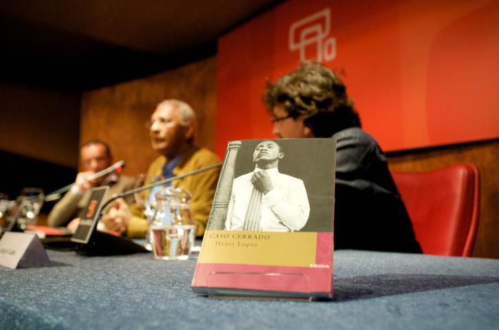 Henri Lopes: "El escritor africano contemporáneo debe plasmar la idiosincrasia del continente pero también África como parte del mundo" Henri Lopes: "El escritor africano contemporáneo debe plasmar la idiosincrasia del continente pero también África como parte del mundo"