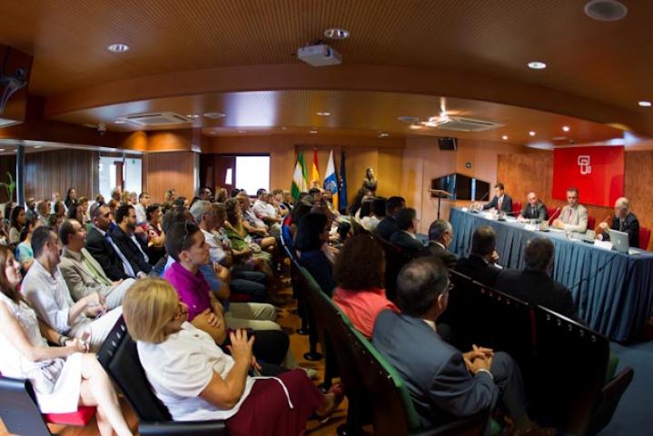 Los alumnos de la segunda edición del MIB recogen su orla en Casa África Los alumnos de la segunda edición del MIB recogen su orla en Casa África