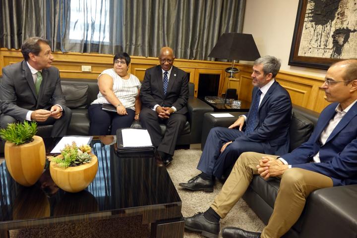 El embajador de Sudáfrica en España y el escritor Antonio Lozano dialogan sobre el país africano en Casa África El embajador de Sudáfrica en España y el escritor Antonio Lozano dialogan sobre el país africano en Casa África