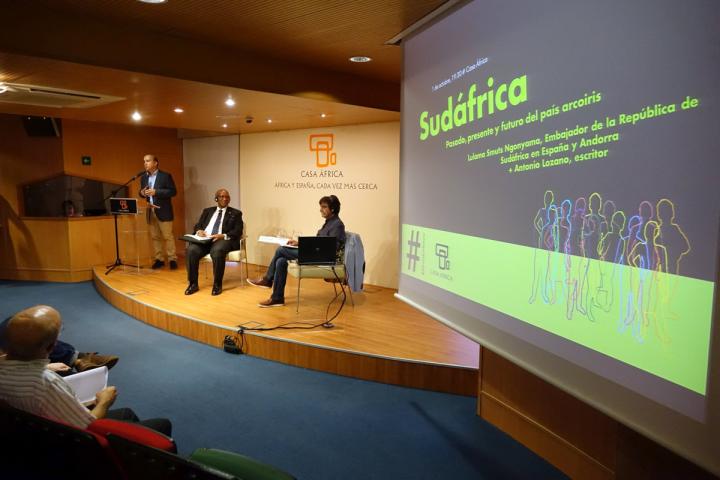 El embajador de Sudáfrica en España y el escritor Antonio Lozano dialogan sobre el país africano en Casa África El embajador de Sudáfrica en España y el escritor Antonio Lozano dialogan sobre el país africano en Casa África