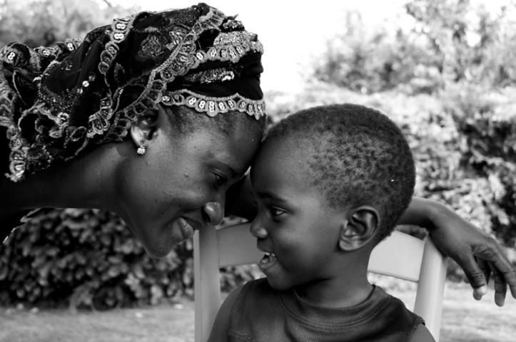 La relación entre una madre y su hijo, las miradas cómplices de unos niños y la esencia isleña de Gorée, ganadoras del I Concurso Fotográfico ‘Objetivo África’