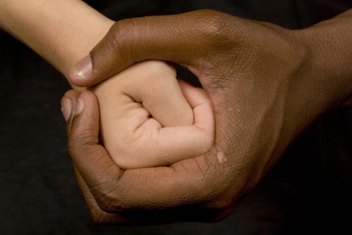 La relación entre una madre y su hijo, las miradas cómplices de unos niños y la esencia isleña de Gorée, ganadoras del I Concurso Fotográfico ‘Objetivo África’