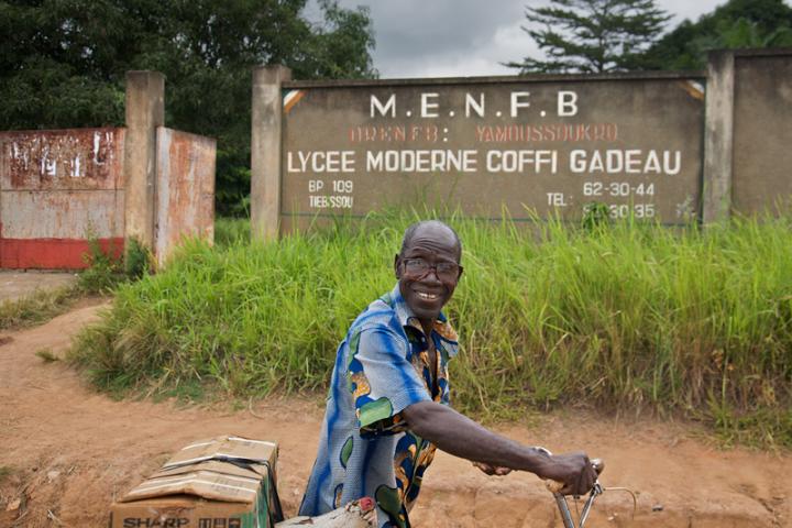 La relación entre una madre y su hijo, las miradas cómplices de unos niños y la esencia isleña de Gorée, ganadoras del I Concurso Fotográfico ‘Objetivo África’