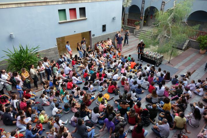 Los cuentos de Boniface Ofogo llenan el patio de Casa África Los cuentos de Boniface Ofogo llenan el patio de Casa África