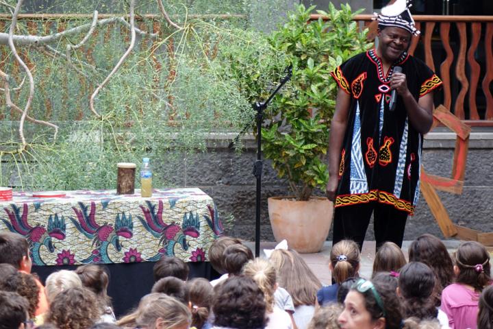 Los cuentos de Boniface Ofogo llenan el patio de Casa África Los cuentos de Boniface Ofogo llenan el patio de Casa África