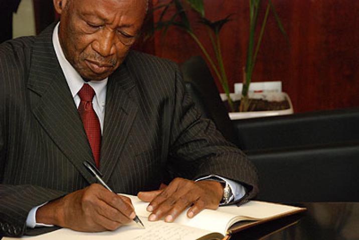 El historiador Djibril Tamsir Niane visita Casa África El historiador Djibril Tamsir Niane visita Casa África