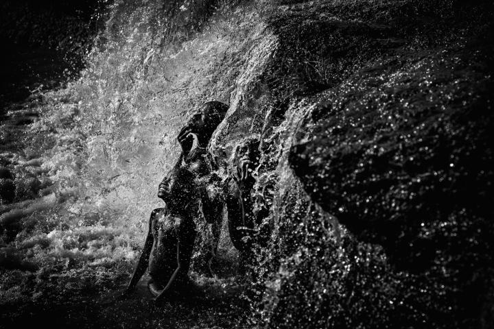 Una imagen en blanco y negro de niños disfrutando en una cascada gana el concurso "Objetivo África"