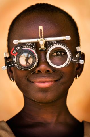 Una imagen en blanco y negro de niños disfrutando en una cascada gana el concurso "Objetivo África" Una imagen en blanco y negro de niños disfrutando en una cascada gana el concurso "Objetivo África"