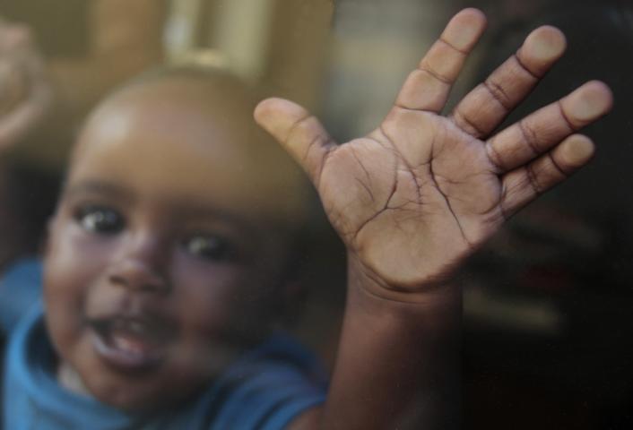 Una imagen en blanco y negro de niños disfrutando en una cascada gana el concurso "Objetivo África" Una imagen en blanco y negro de niños disfrutando en una cascada gana el concurso "Objetivo África"