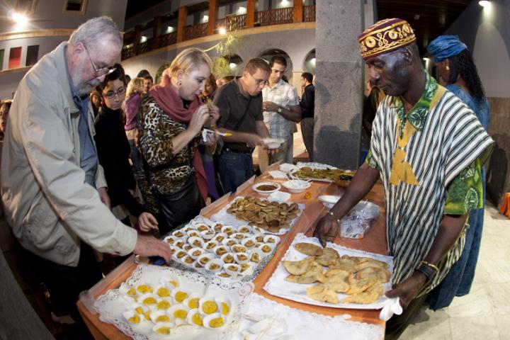 Los sabores africanos inundan el patio de Casa África Los sabores africanos inundan el patio de Casa África