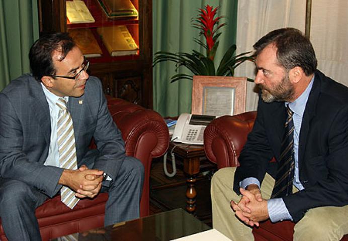 Casa África y la Universitat de Barcelona intensifican el intercambio cultural, científico y pedagógico Casa África y la Universitat de Barcelona intensifican el intercambio cultural, científico y pedagógico