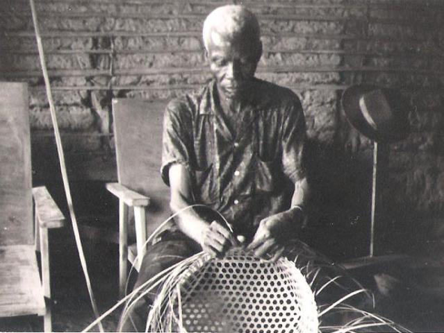 5.1. Anexo nº 15, foto 09 nkoe . fabrication panier - Bruno Ngondang.