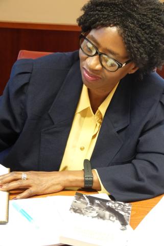 Embajadora de Sudáfrica firmando el libro de visitas de Casa África