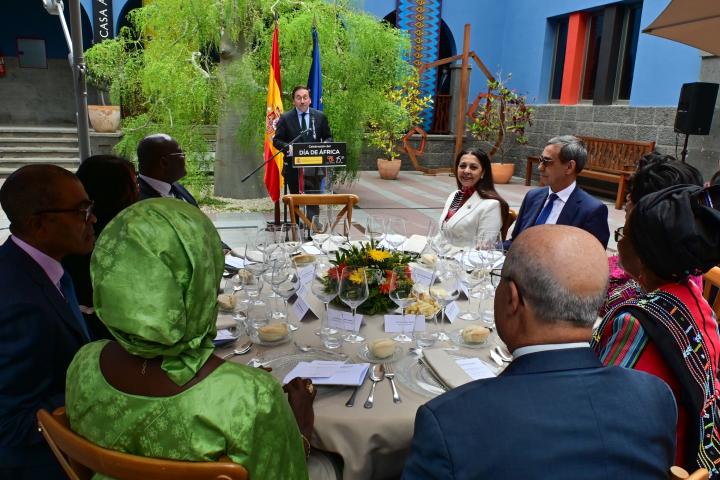 El ministro se dirige a los embajadores en el Día de África