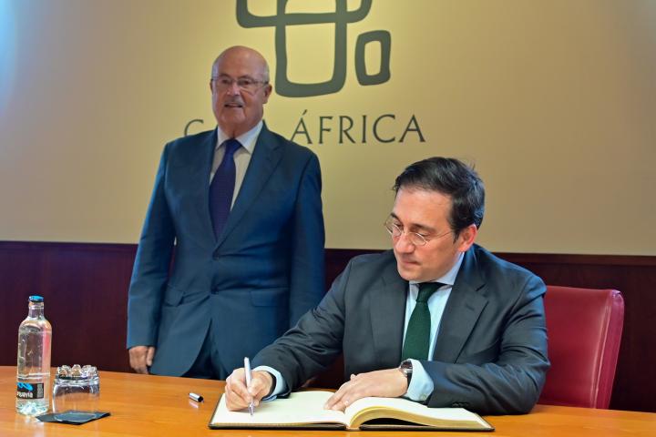 El ministro firma en nuestro libro de honor