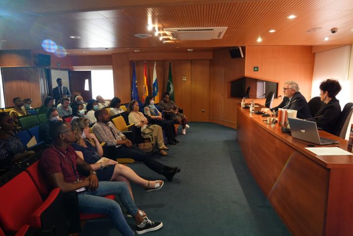 Académicos en el auditorio